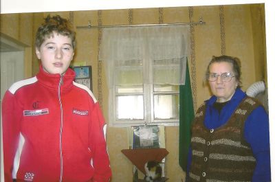 Matej med sin farmor Barbara Hana.